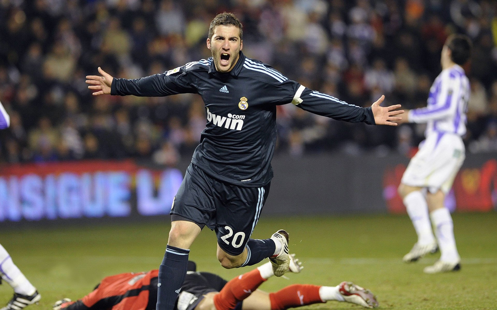 波斯铁骑逆境翻盘，卡瓦哈尔节奏魔法点燃伊朗奇迹