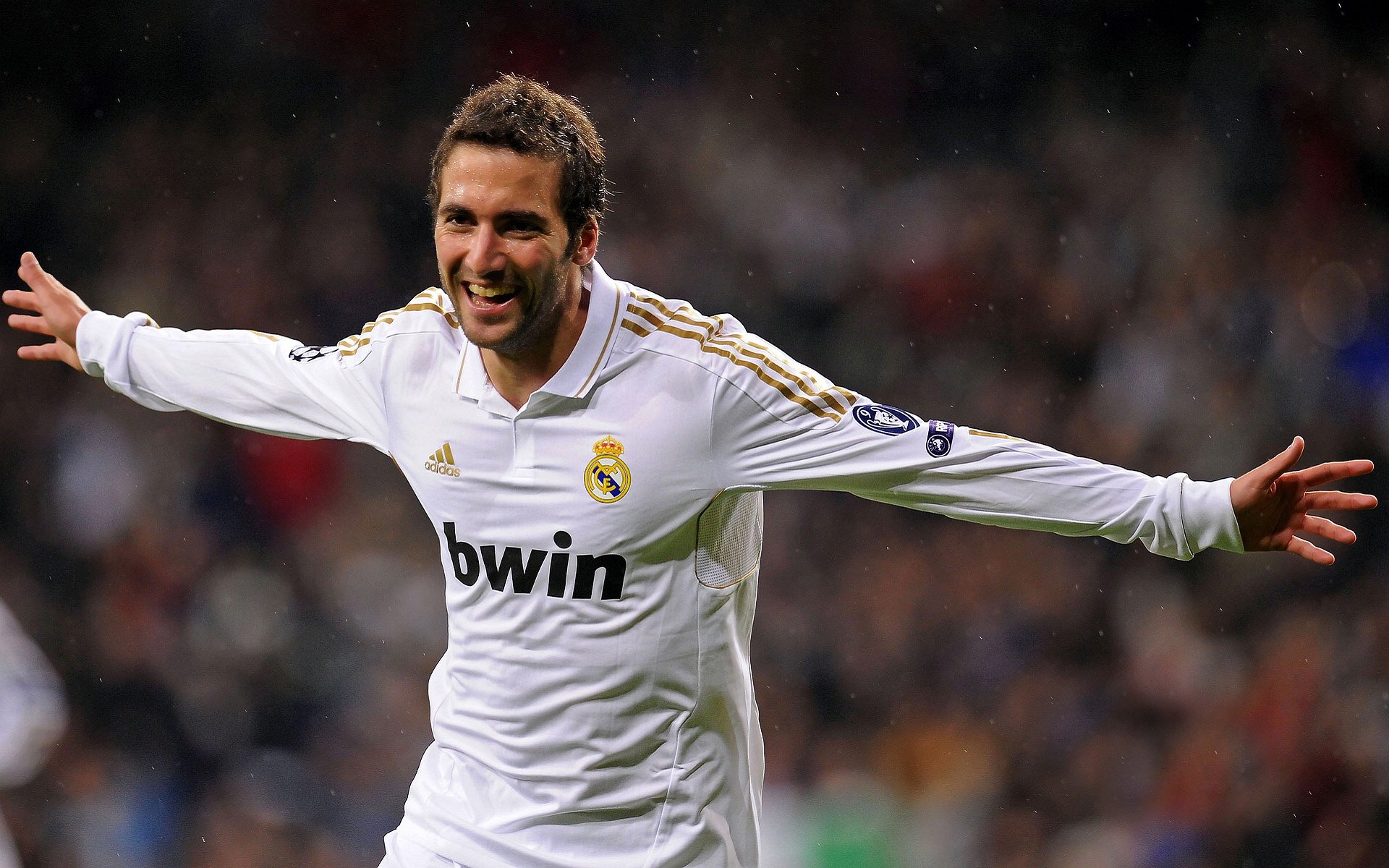 德甲争冠战焦点战，巴萨险胜智利，足球世界的奇妙交错