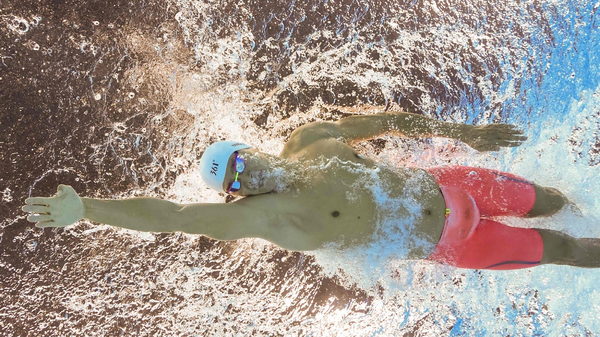 绝境之光，孔德震撼爆发，曼城压哨时刻击败中国足球的沉痛隐喻